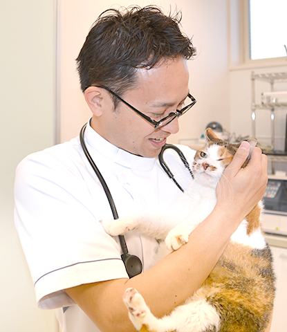 院長の藤原力と愛猫のアルト